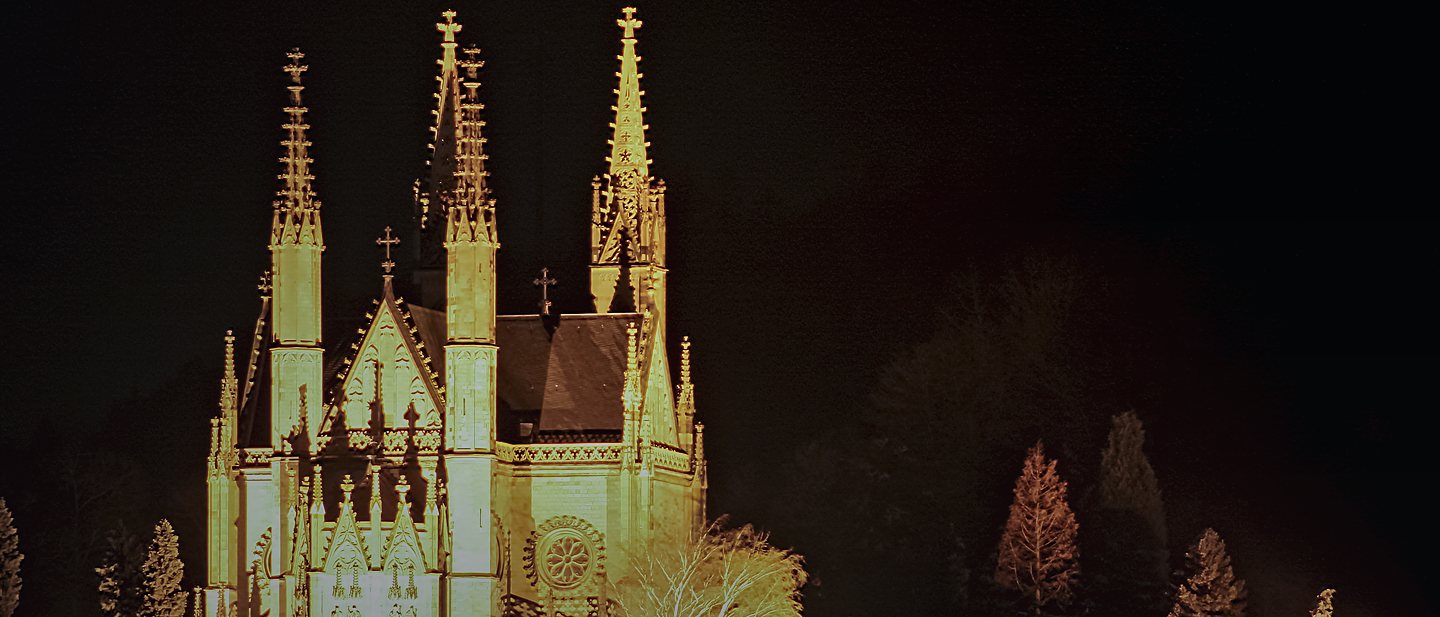 Die Apollinariskirche über Remagen am Abend, rheinabwärts von Bad Breisig